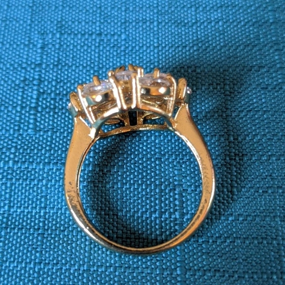 Gold tone ring with floral cz pattern size 9 - Picture 3 of 3
